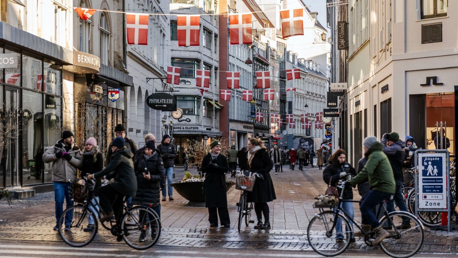 Banderas danesas en una calle de  Copenhague