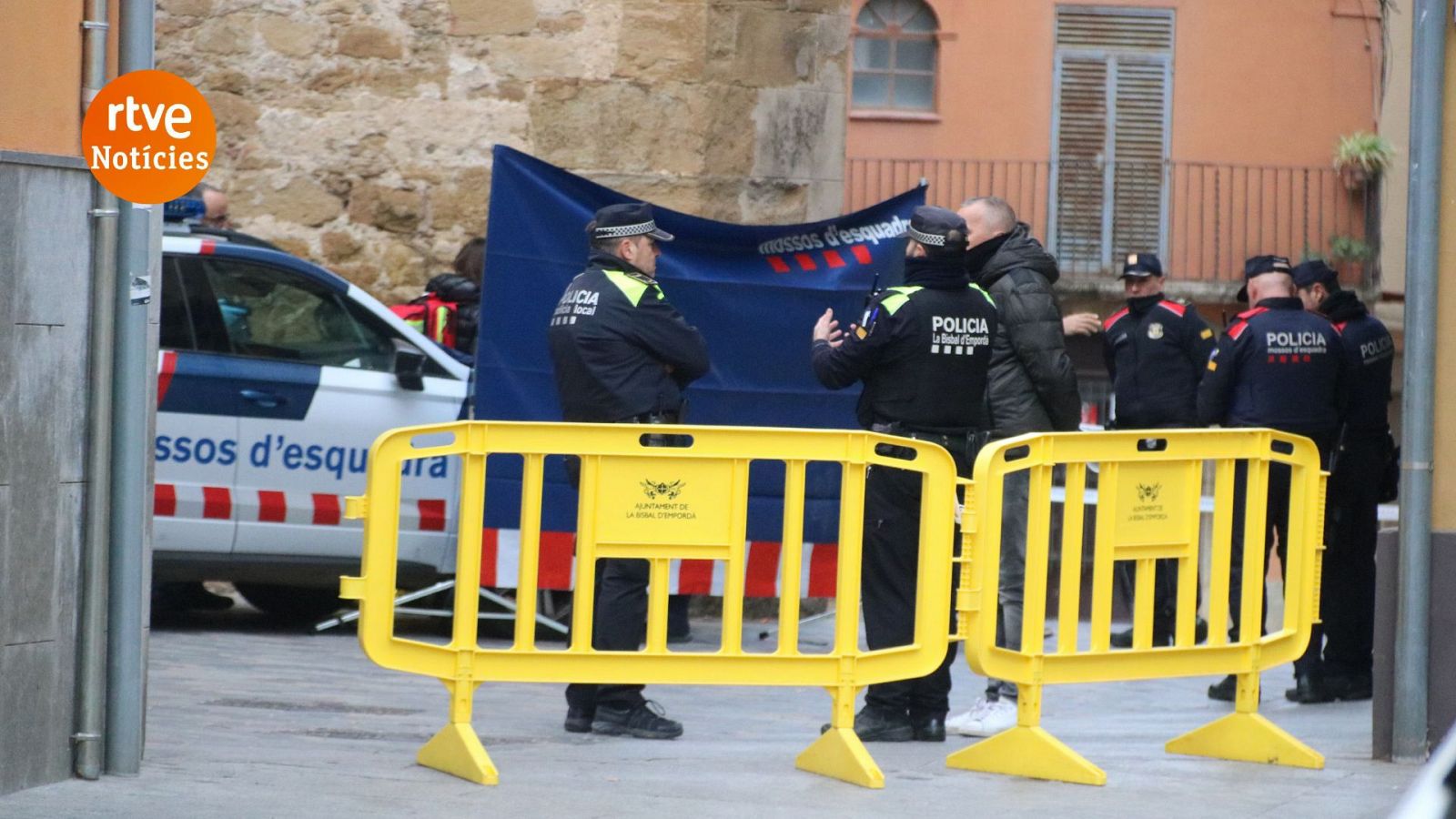 Els Mossos treballant als llocs dels fets, a la Bisbal d'Empordà