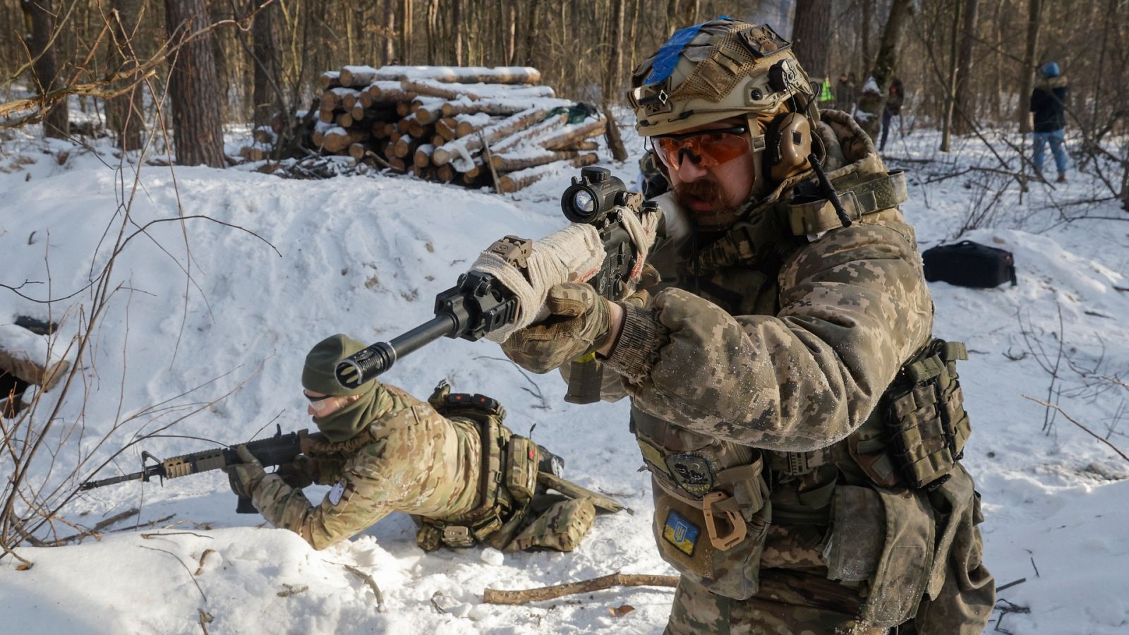 Civiles ucranianos reciben instrucción militar cerca de Kiev