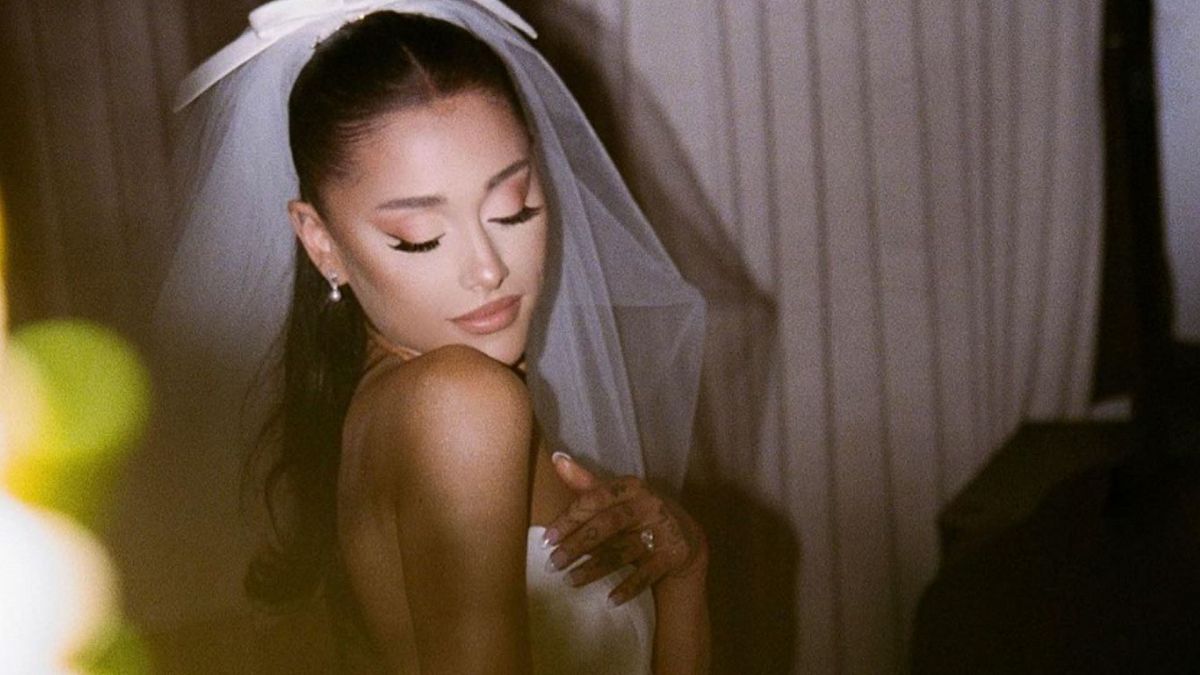 Ariana Grande casa usando vestido de noiva criado pela designer de moda Vera  Wang