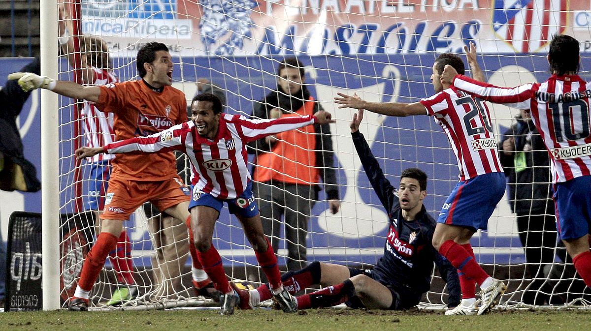 Assunçao celebra la consecución del segundo gol del Atlético ante las protestas del meta Juan Pablo.