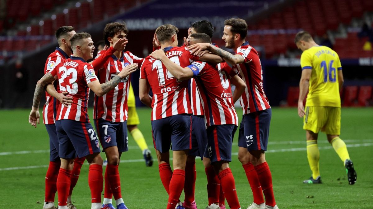 Los jugadores del Atlético de Madrid celebran su primer gol ante el Cádiz en el Metropolitano.