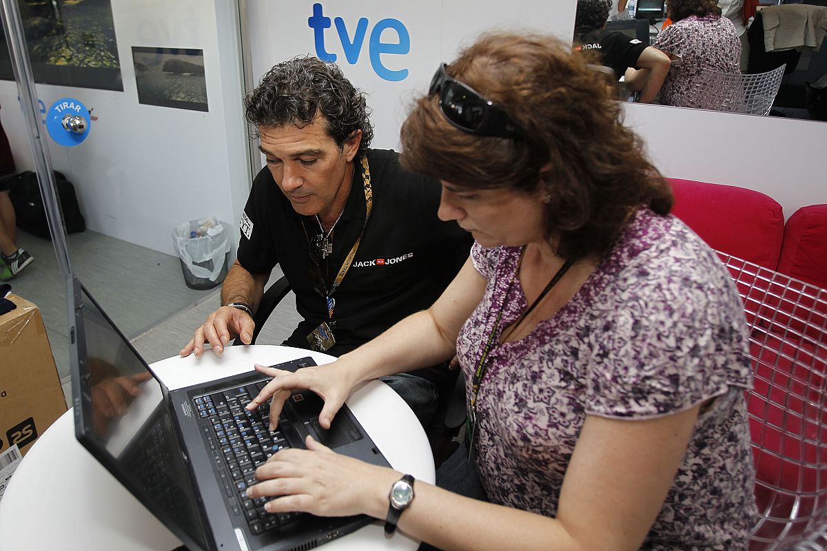 Antonio Banderas contestado a los internautas de rtve.es en el set de TVE.