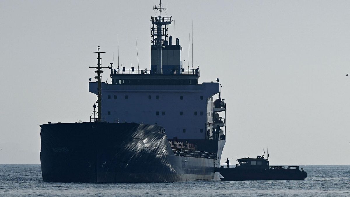 Barco cargado de grano y otros productos agrícolas.