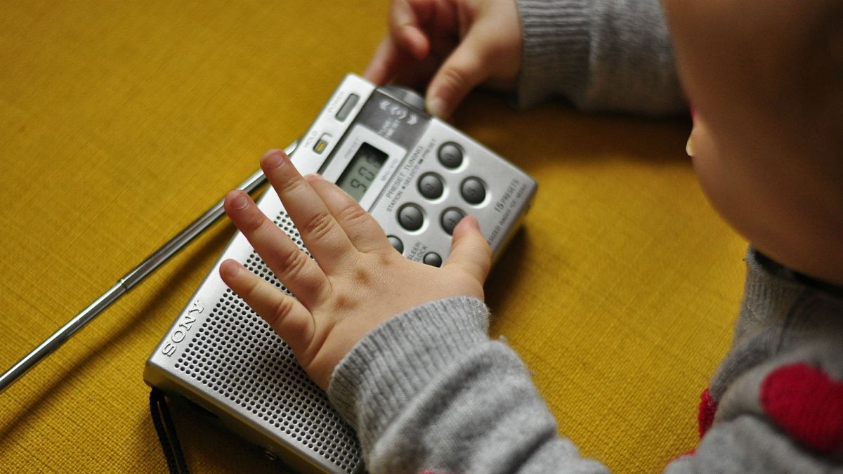 Bebé sintonizando Radio 5
