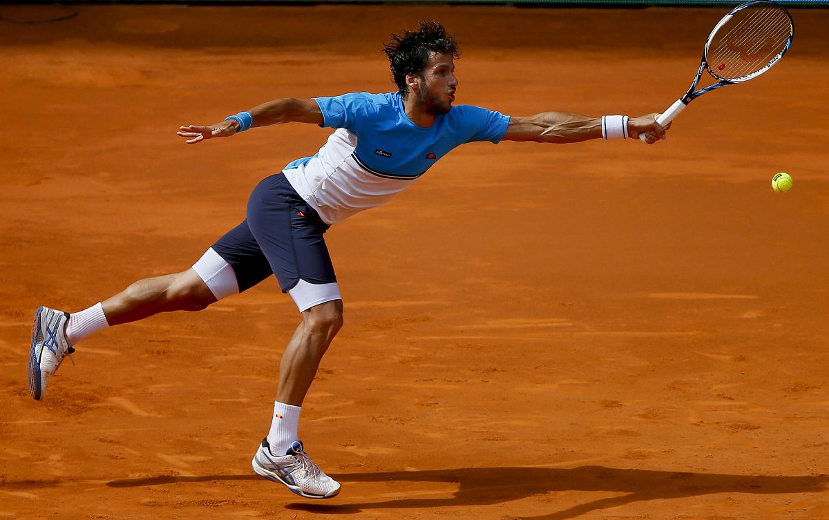 El tenista español Feliciano López devuelve la bola en su partido ante el alemán Benjamin Becker.