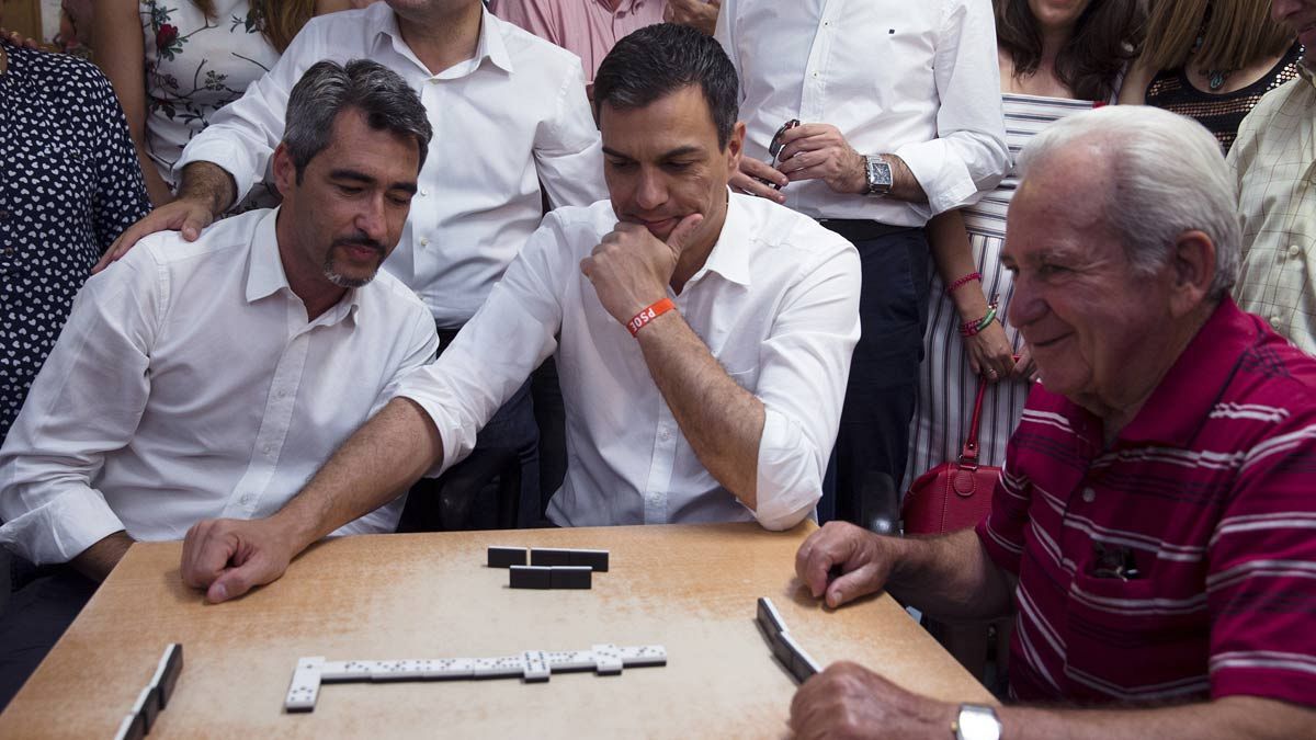 El candidato socialista, Pedro Sánchez, de campaña en Málaga.