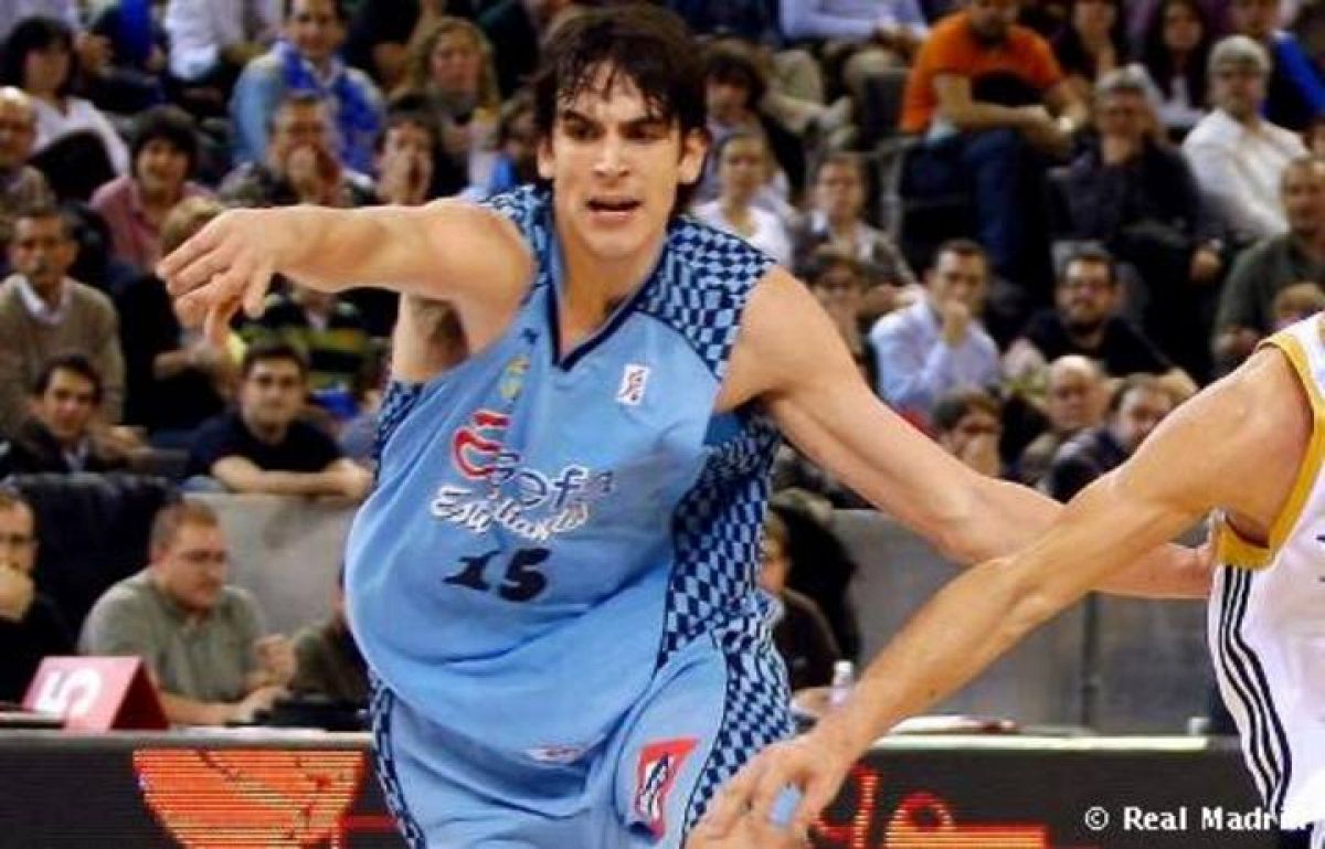 Carlos Suárez, con la camiseta de Estudiantes durante un partido frente al Real Madrid de Baloncesto, su nuevo club.