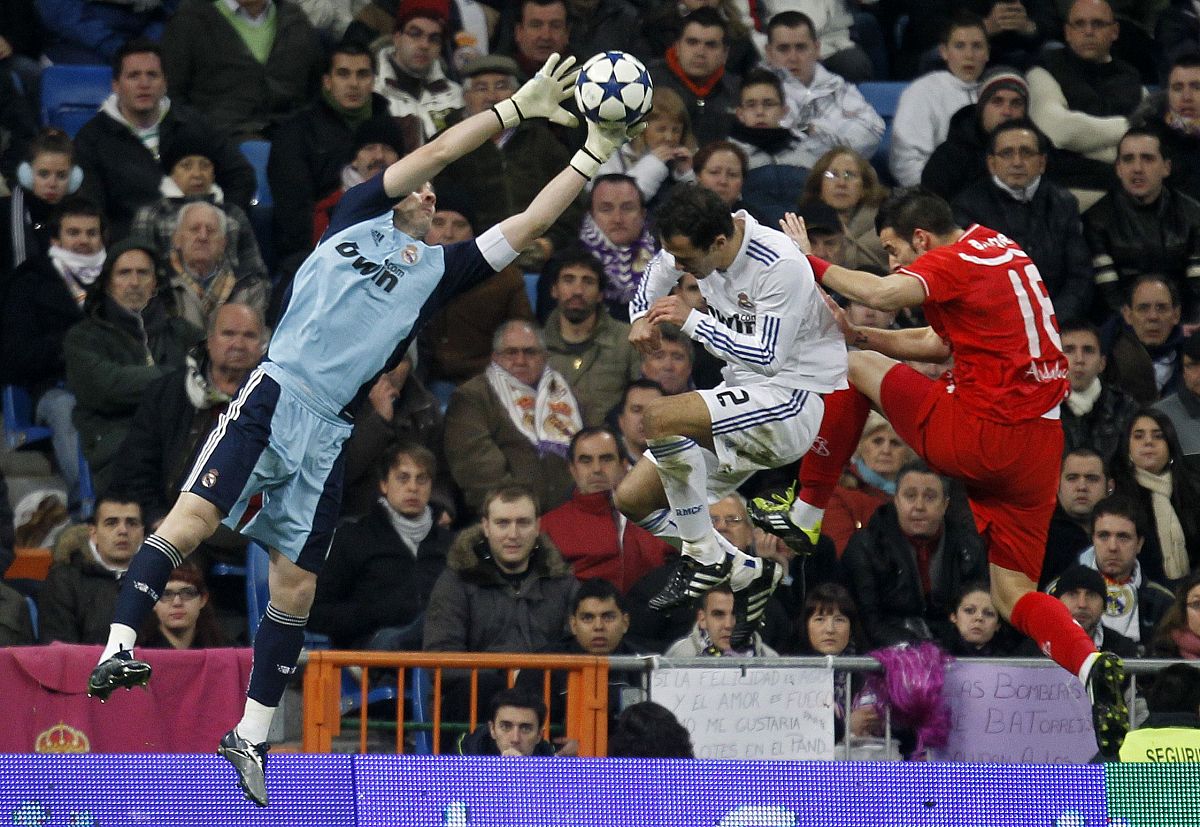 Casillas, en una acción en el partido frente al Sevilla.
