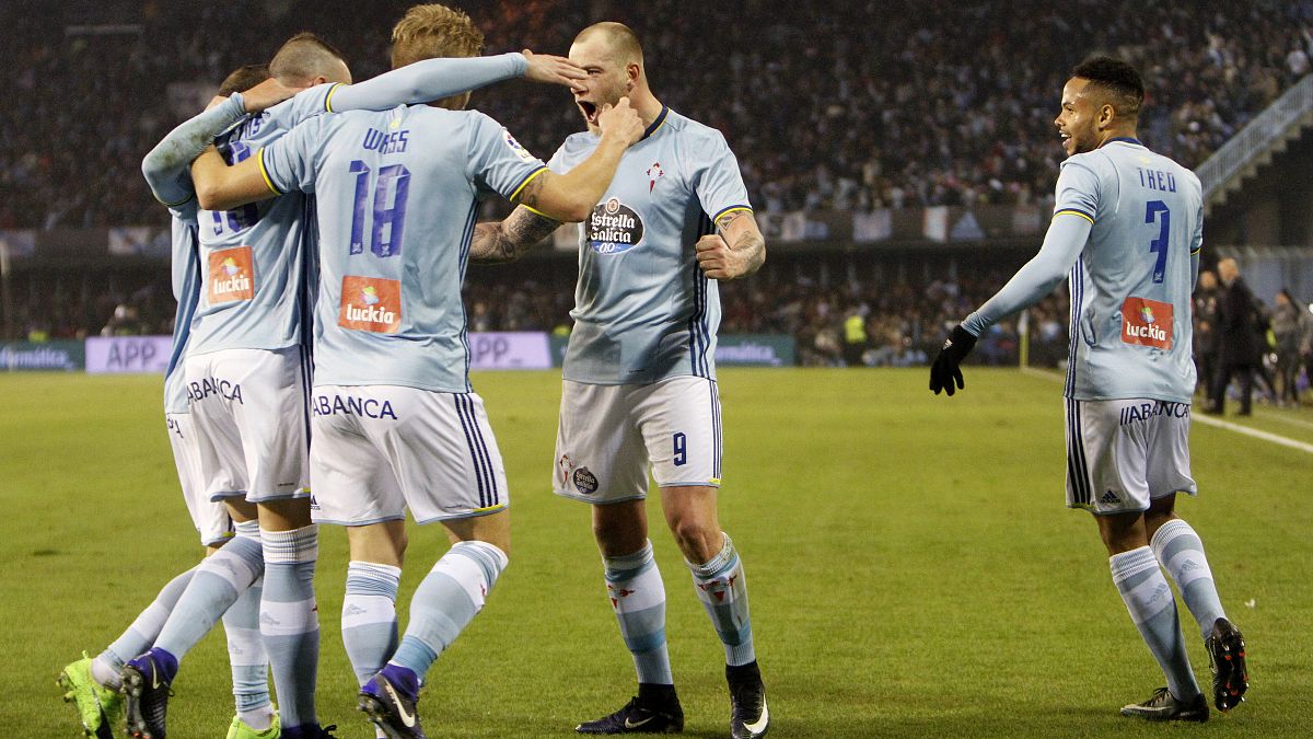 Los jugadores del Celta celebran el primer gol del Celta al Real Madrid.