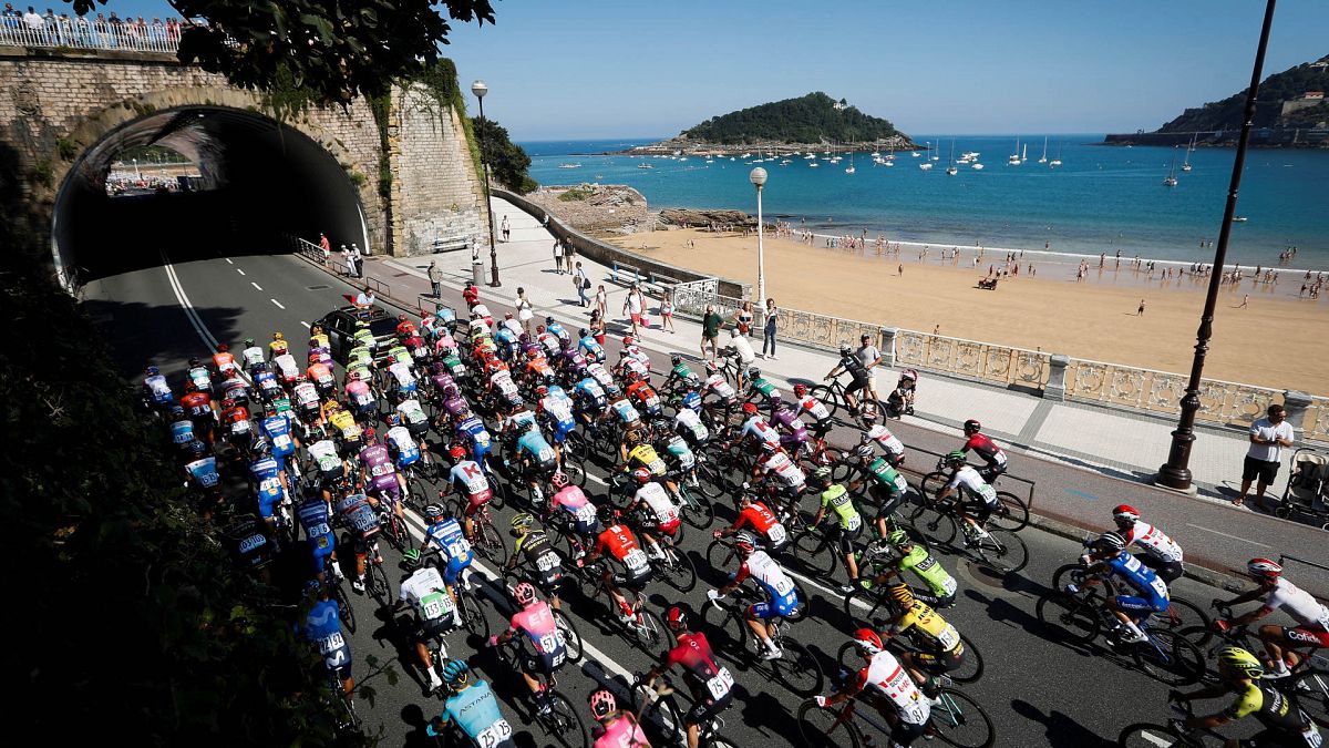 El pelotón pasa junto a la playa de la Concha en la edición de 2019 de la clásica de San Sebastián