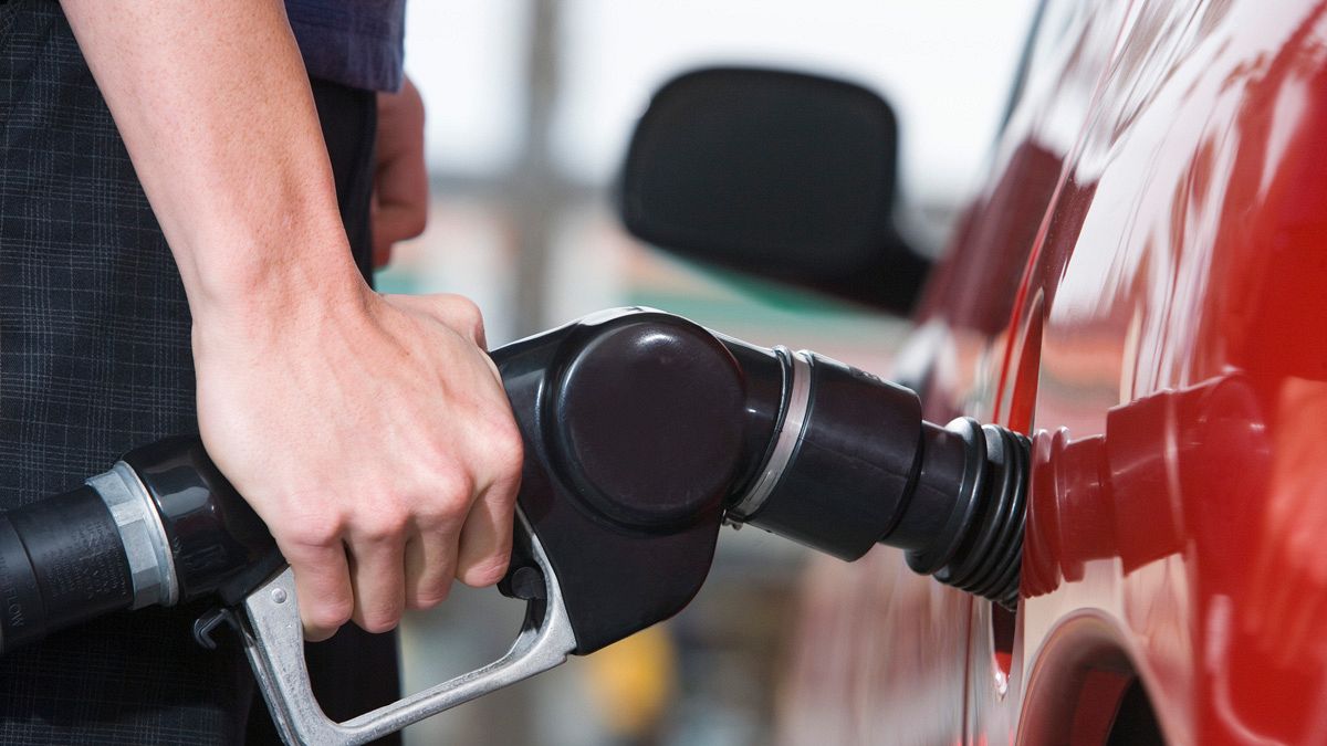 Un cliente rellenando su depósito en una gasolinera