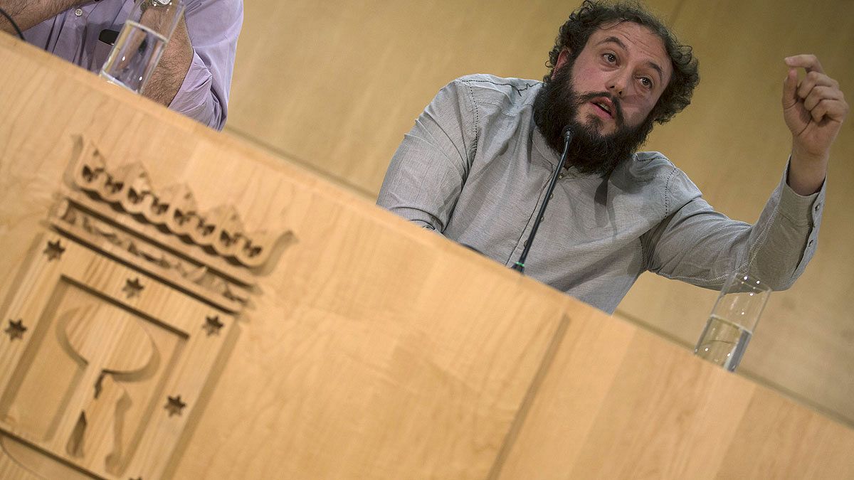 El concejal del Ayuntamiento de Madrid, Guillermo Zapata, durante una rueda de prensa en la que ha anunciado su renuncia como responsable de Cultura y Deportes municipal.