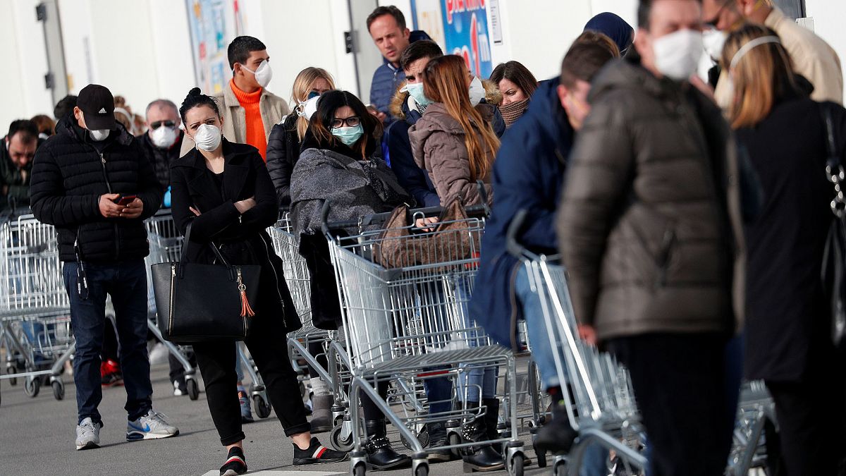 Un grupo de personas en el exterior de un supermercado de la ciudad de Casalpusterlengo, cerrada por el gobienro italiano ante el brote de coronavirus.
