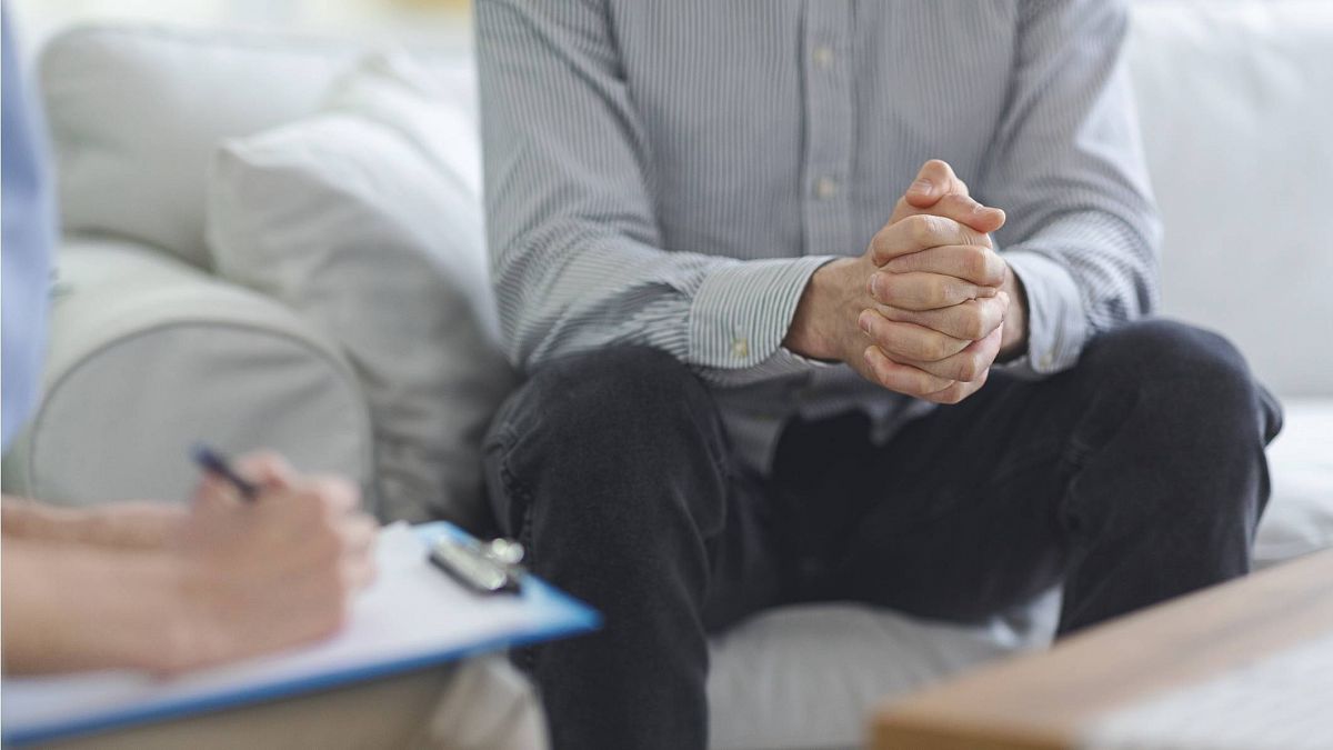 Un hombre en terapia con su psicólogo.