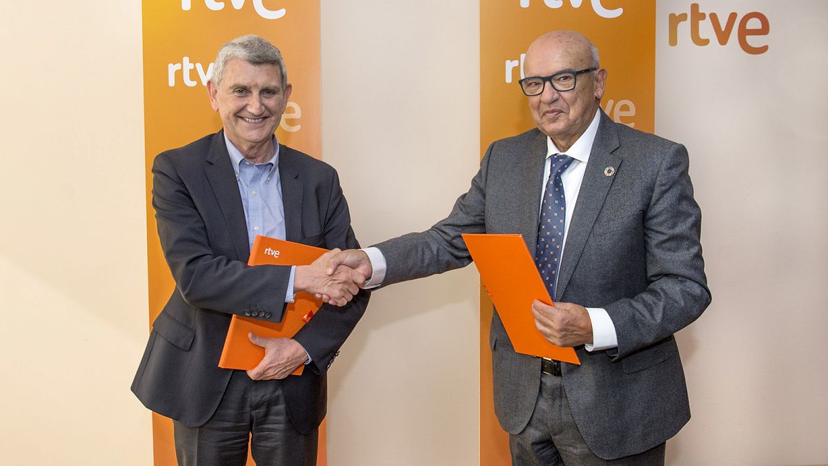El presidente de la Corporación RTVE, José Manuel Pérez Tornero, y el presidente de la APM, Juan Caño