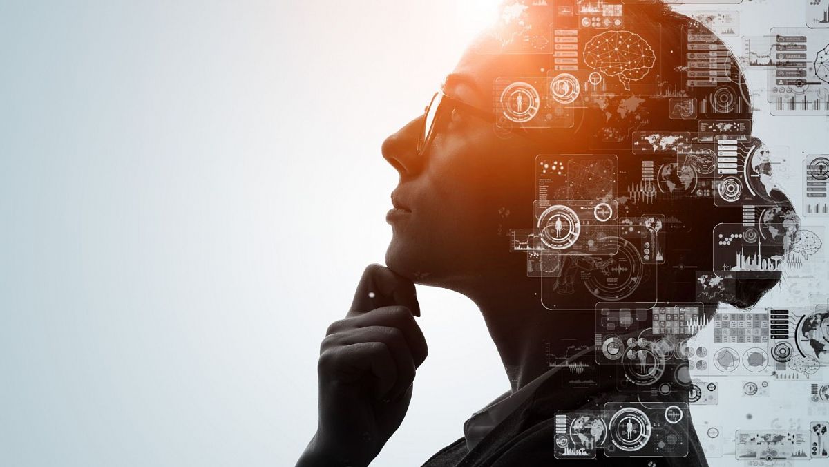 Perfil de mujer pensativa con gafas y gráficos de IA superpuestos.  Imagen en escala de grises con detalles anaranjados, mostrando la conexión entre el pensamiento humano y la tecnología.
