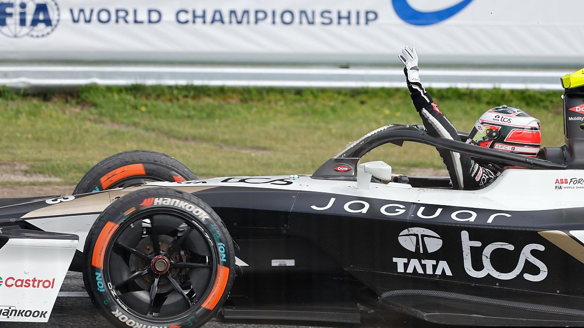 Da Costa celebrando en el podio del Jarama con el trofeo del E-Prix de Madrid.