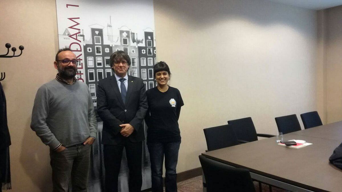 Los diputados de la CUP Anna Gabriel y Benet Salellas durante su encuentro con Puigdemont en Bruselas