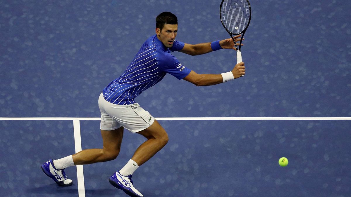 Djokovic devuelve una bola