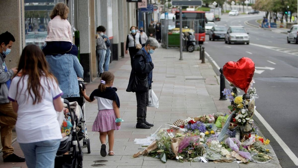 Vista de las flores y los mensajes dejados en el lugar en el que fue asesinado Samuel Luiz, en A Coruña. EFE/ Cabalar