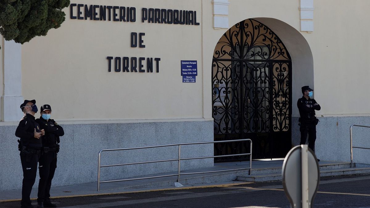 Exterior del cementerio de Torrent este lunes. 