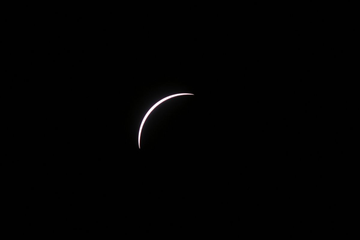 Imagen de la luna tapando al sol en un eclipse total sobre el templo de Apolo, en Turquía, ocurrido en 2006.