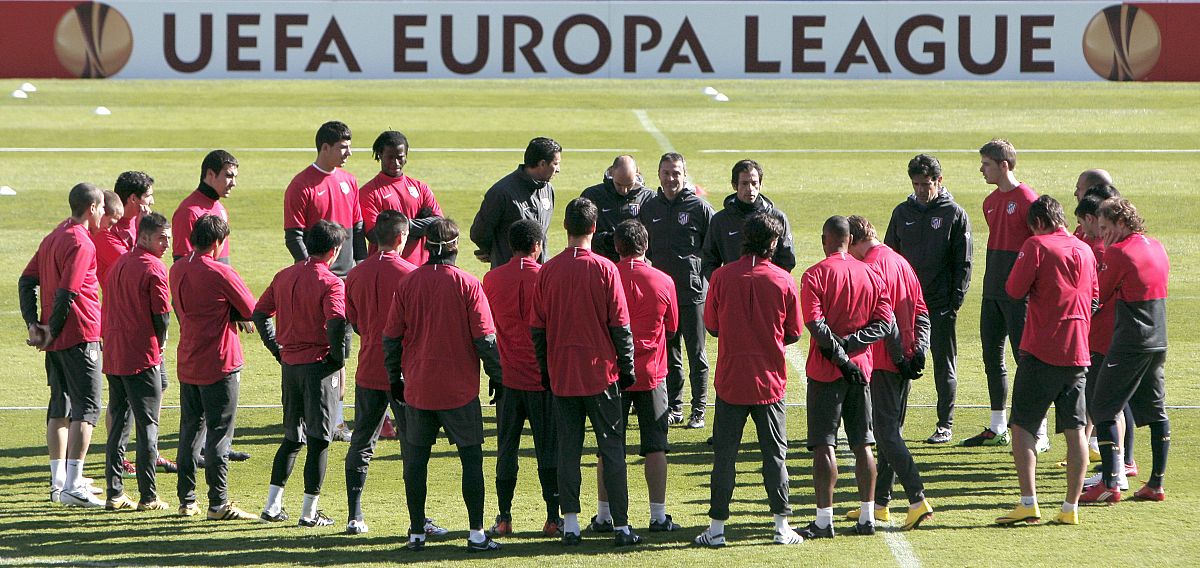 El técnico del Atlético de Madrid, Quique Sánchez Flores, da instrucciones a los jugadores