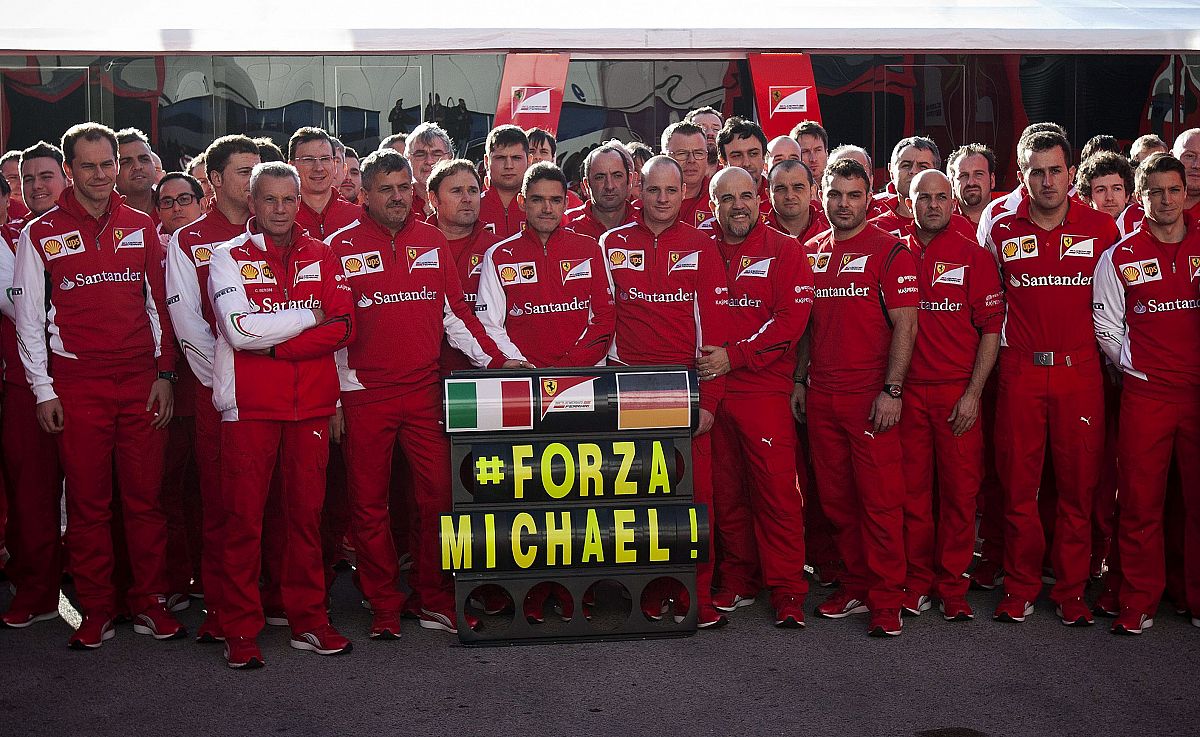 EL EQUIPO TÉCNICO DE FERRARI ANIMA A SCHUMACHER