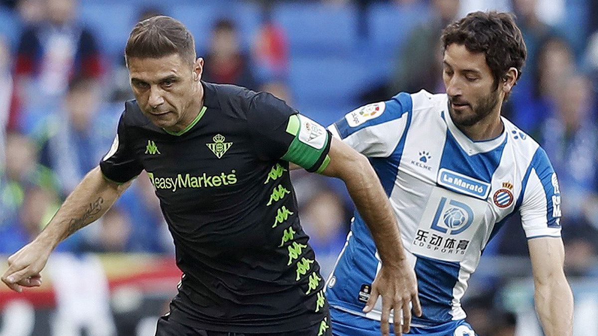 Joaquín Sánchez (i), del Real Betis, disputa el balón con Esteban Granero, del Espanyol