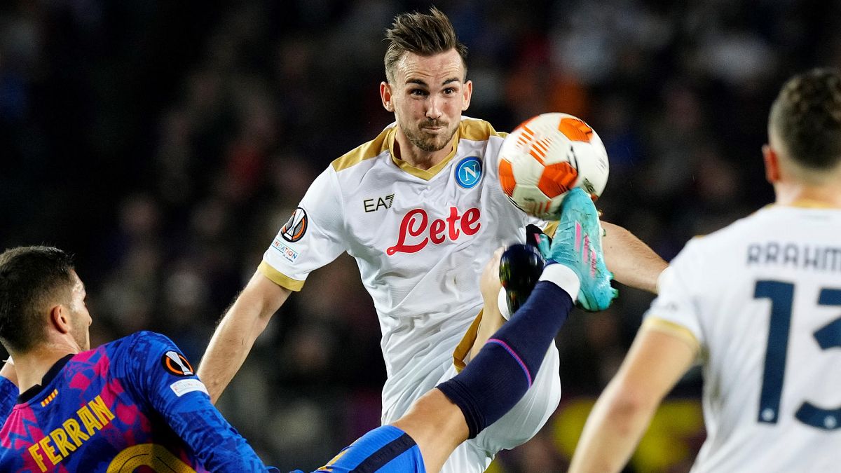 El delantero del Barcelona Ferrán Torres (d) disputa el balón ante el centrocampista del Nápoles Fabián Ruiz (c) en un partido de la Europa League de la pasada temporada