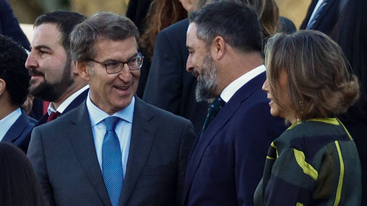Feijóo conversa con Abascal en el desfile del Día de la Fiesta Nacional el pasado 12 de octubre