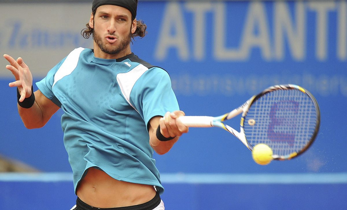 El tenista español Feliciano López le devuelve la bola al tenista alemán Philipp Kohlschreiber