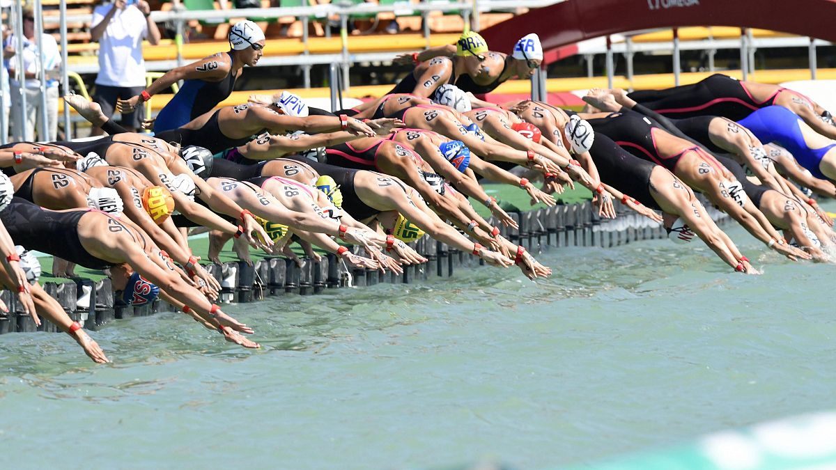 Las nadadoras de la final de aguas abiertas de 5 km., en el comienzo de la competición.