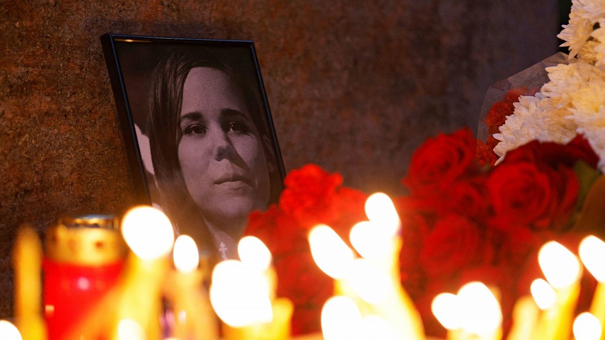 Flores y velas junto a un retrato de Daria Dugina, asesinada en un ataque con coche bomba en Moscú, el 22 de agosto de 2022