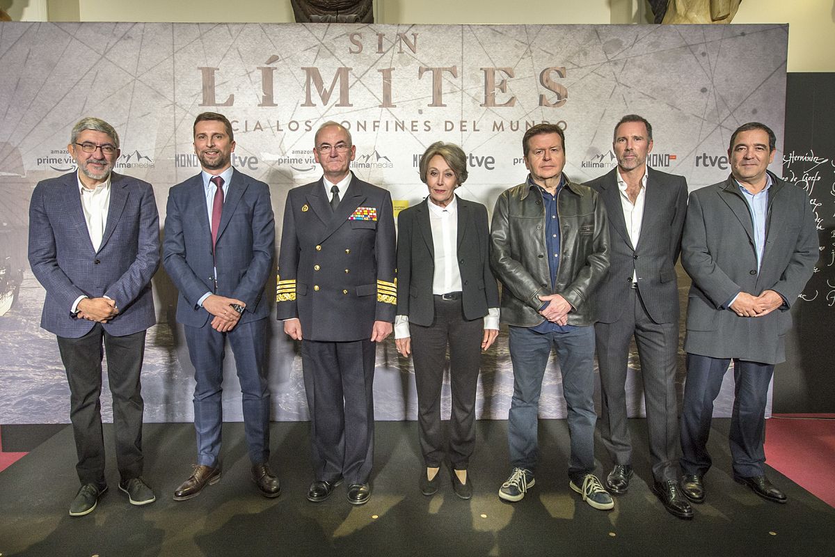 Foto de familia de la presentación de la serie, este jueves