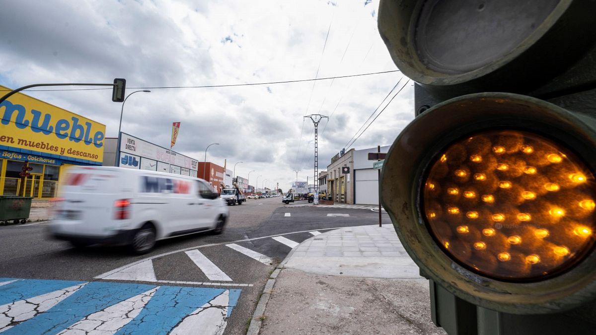 Una furgoneta de reparto cruza las calles de Toledo este martes tras la reanudación de las actividades no esenciales