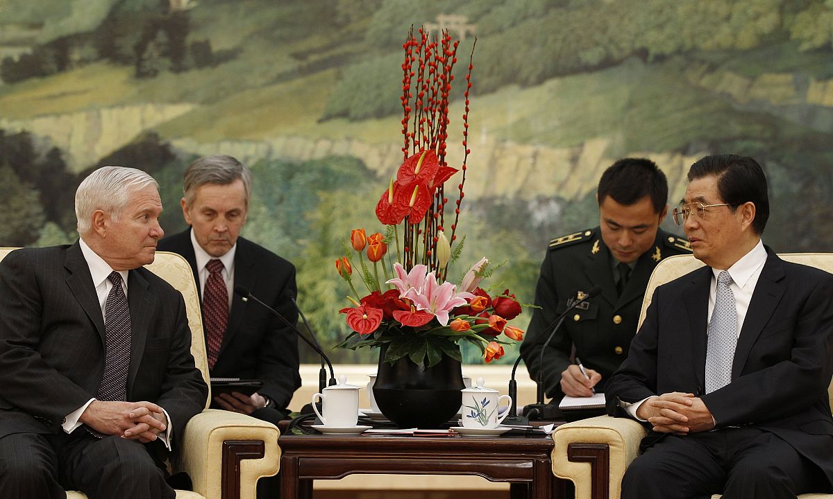Gates junto a Hu Jintao durante su encuentro