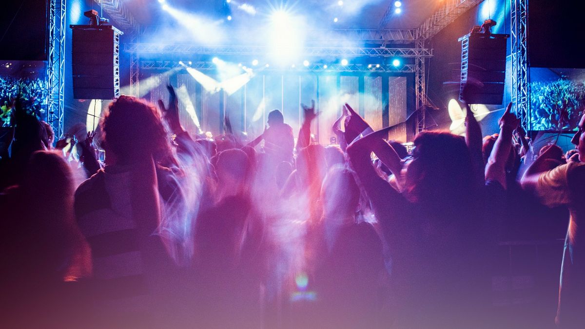 Gente bailando en una discoteca