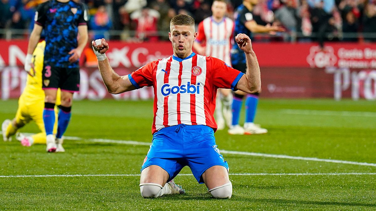 Artem Dovbyk celebra uno de sus tres goles al Sevilla en Liga