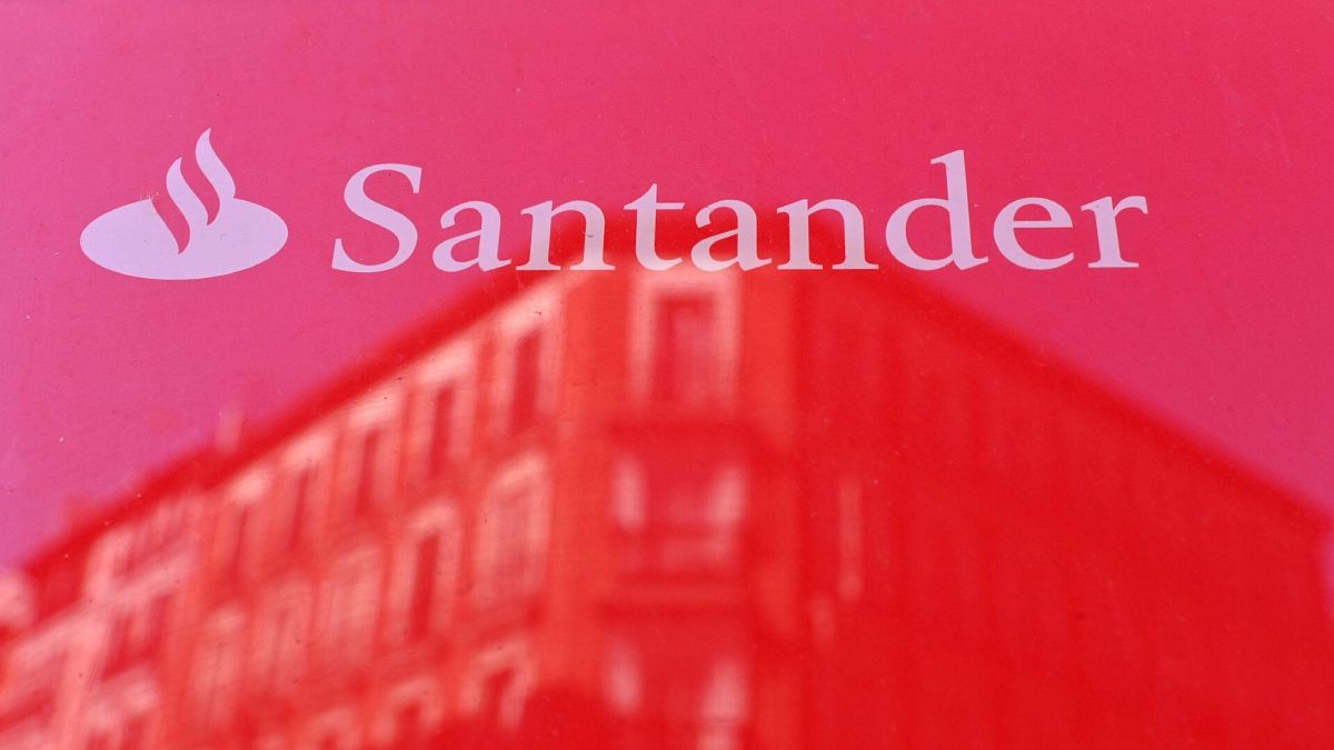 El logotipo del banco Santander donde se refleja una calle de Madrid, en una imagen de archivo