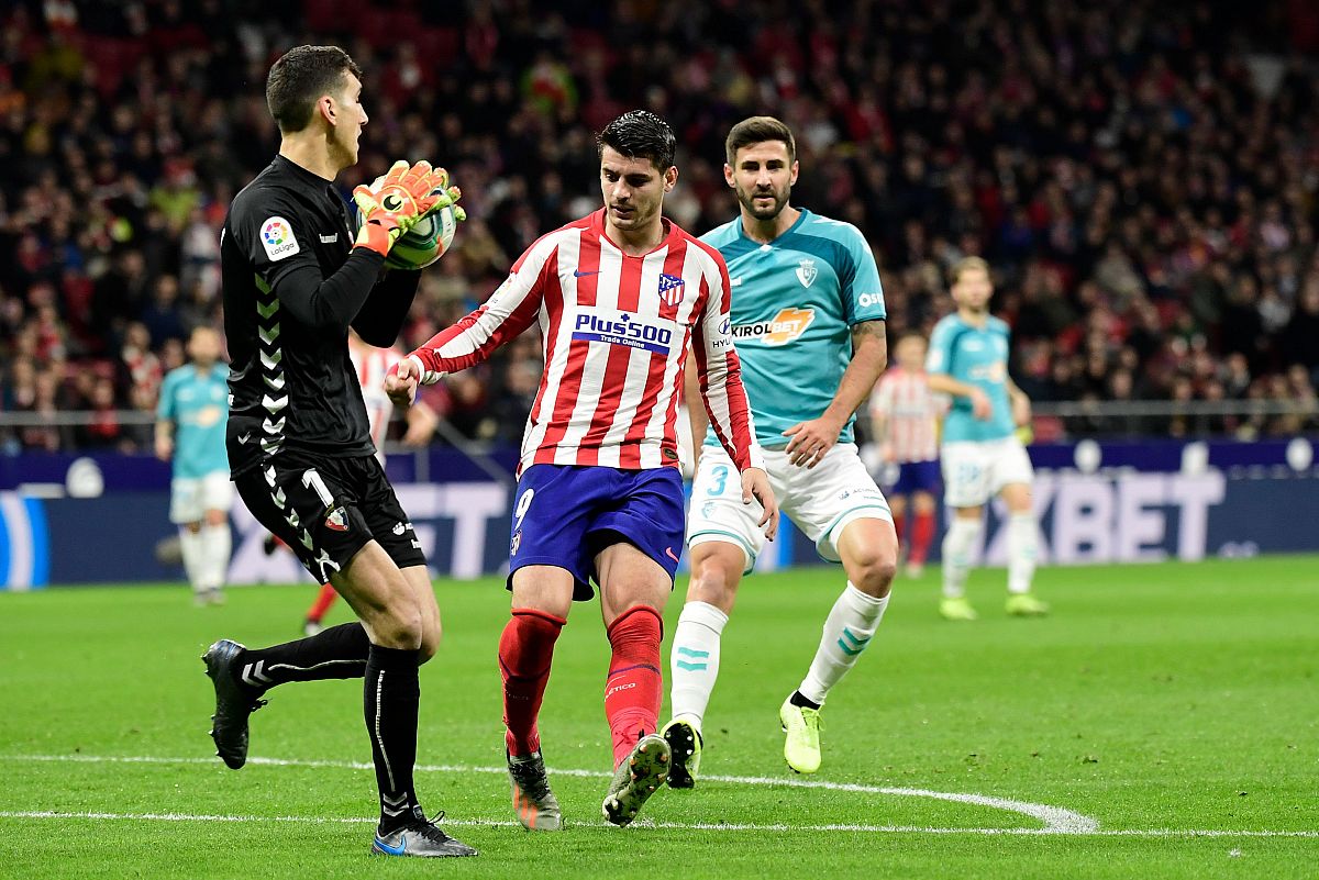 Herrera (i) para un balón ante Morata