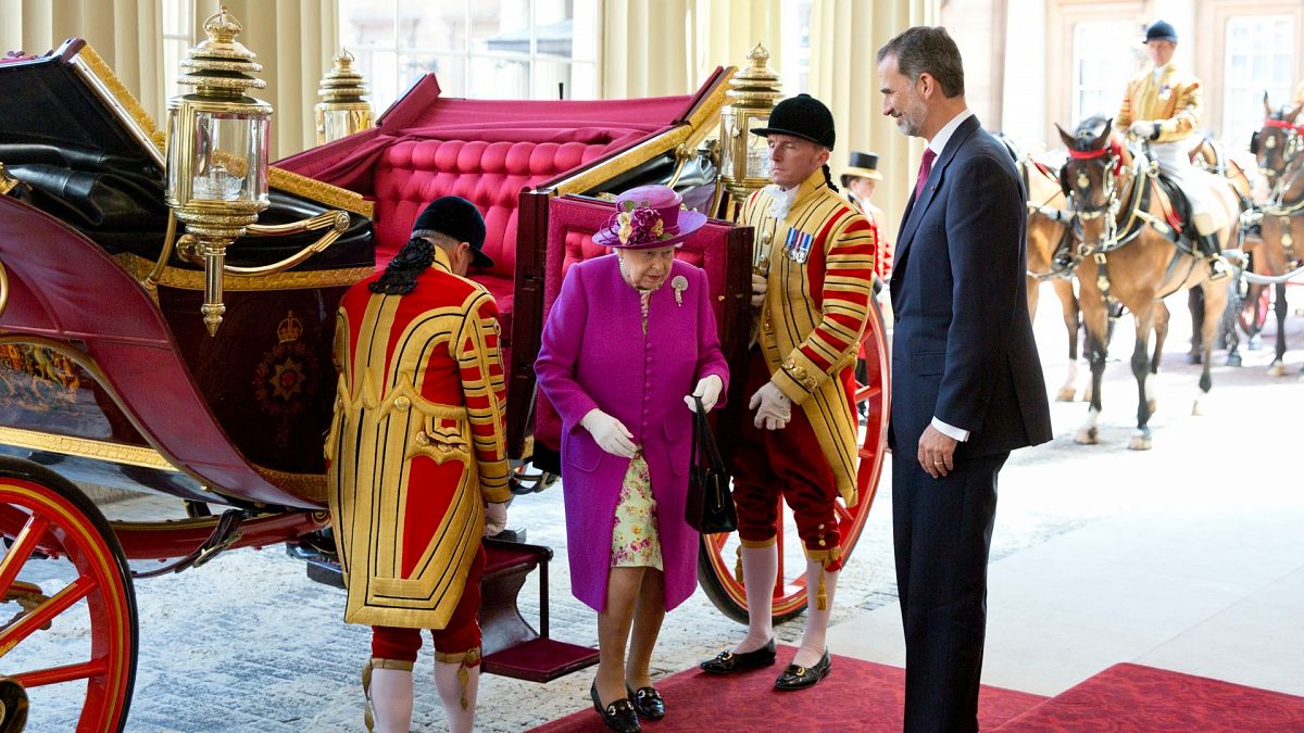 Imagen de archivo de la visita de Felipe VI a Isable II en 2017.