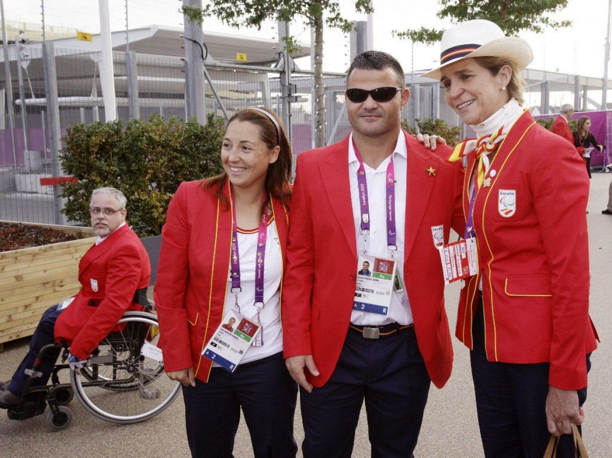 La infanta Elena ,el lanzador de peso David Casinos,y su esposa y guía deportivo, Celia, tras la ceremonia de izado de banderas.