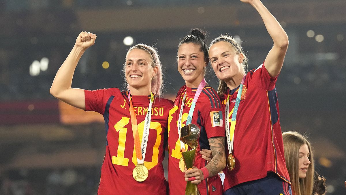 Jenni Hermoso festeja el Mundial 2023 junto a sus compañeras
