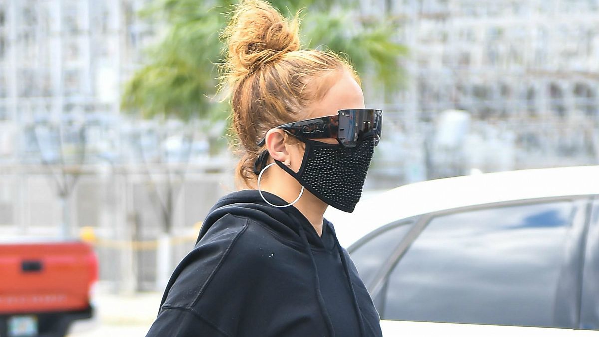 Jennifer Lopez acude al gimnasio de negro y con mascarilla