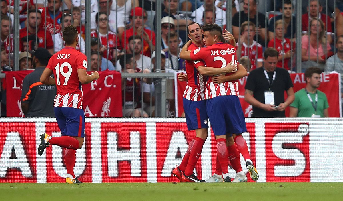 Los jugadores del Atletico celebran el tanto de Vietto.