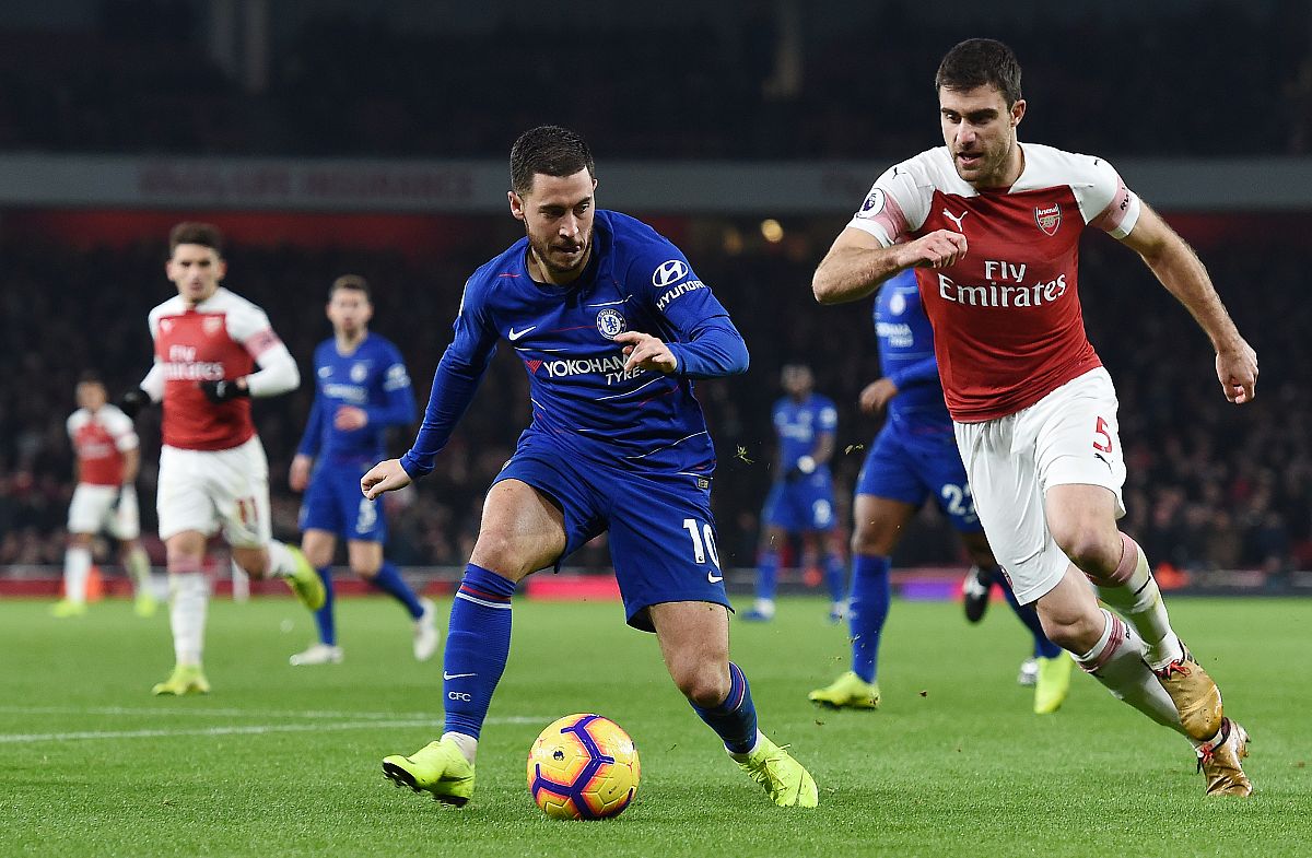 El jugador del Chelsea Hazard (c) en acción en el partido de esta temporada de la Premier ante el Arsenal en el Emirates Stadium