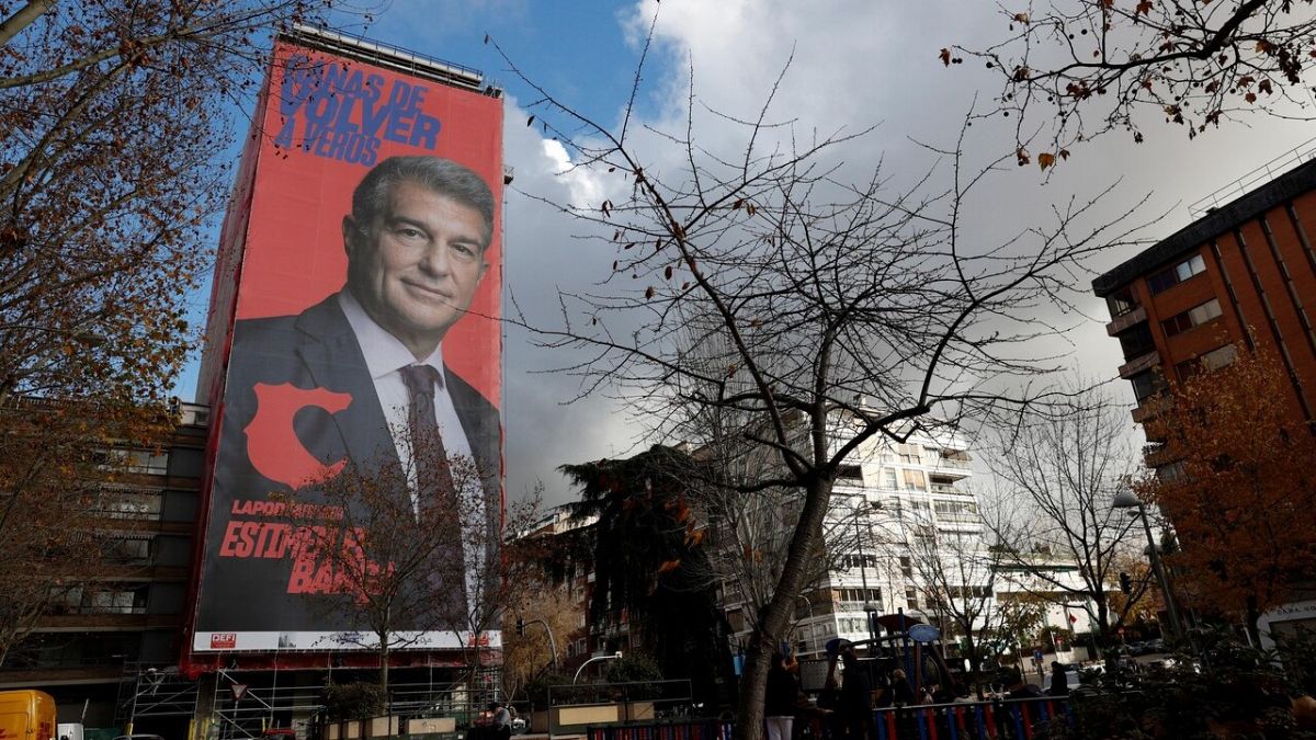Imagen de la pancarta de Joan Laporta cerca del Santiago Bernabéu de Madrid.