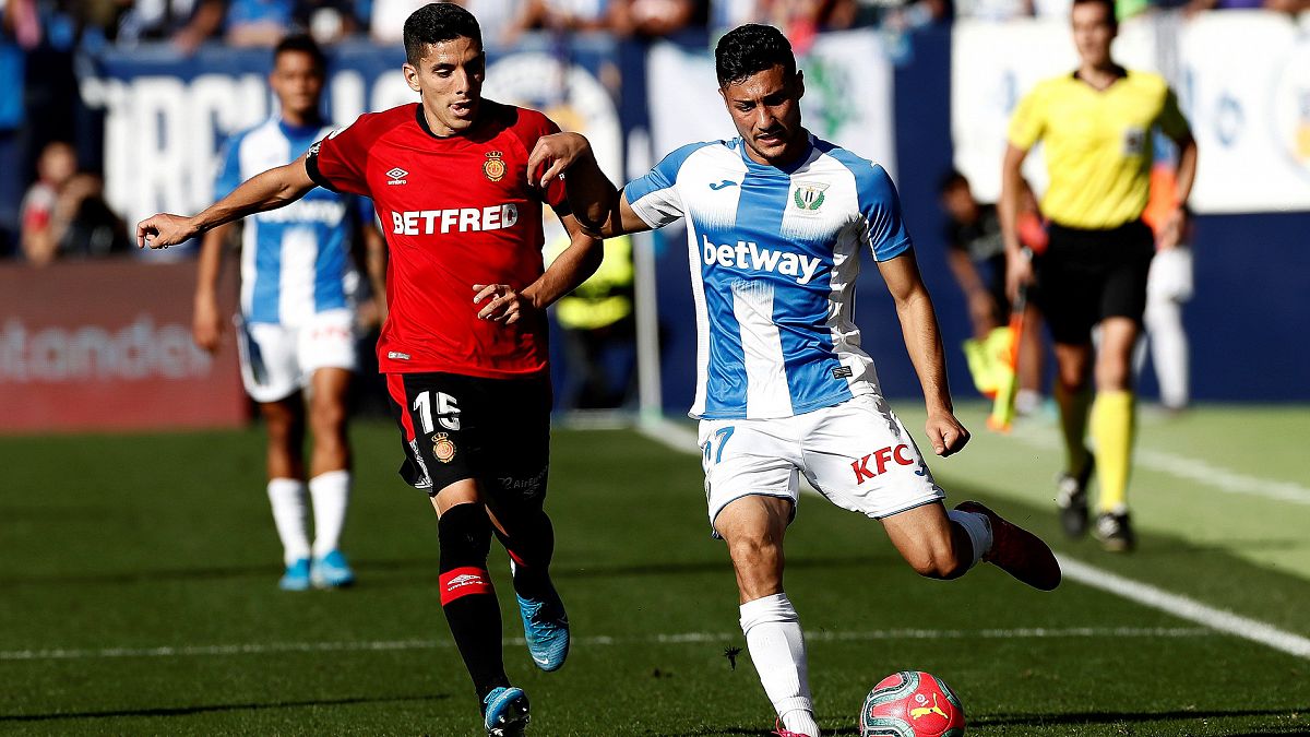 El jugador Óscar Rodríguez disputa el balón con el jugador del RCD Mallorca Fran Gámez.